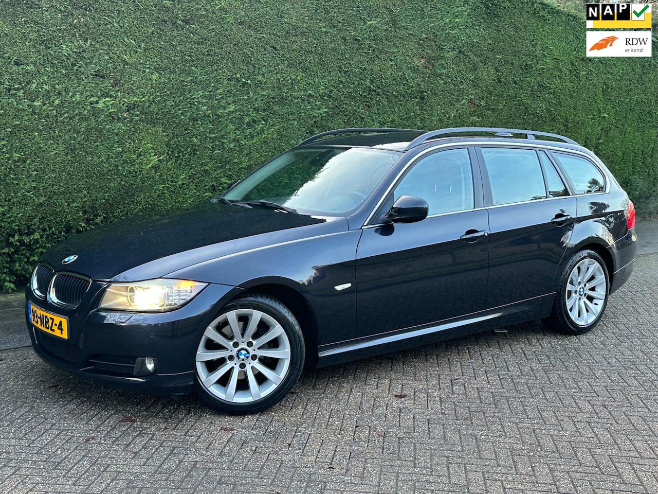 BMW 3-serie Touring - 318i /XENON/LEER/S-VRWRMNG/CRUISE/PDC/RIJDTSUPER!/ - AutoWereld.nl