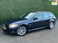 BMW 3-serie Touring - 318i /XENON/LEER/S-VRWRMNG/CRUISE/PDC/RIJDTSUPER/