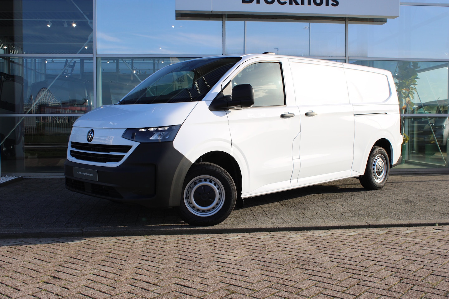 Volkswagen e-Transporter - 218 pk | 64kWh | €9.000 Voorraad Voordeel | Trekhaak | Bijrijdersbank | Achterdeuren | App - AutoWereld.nl