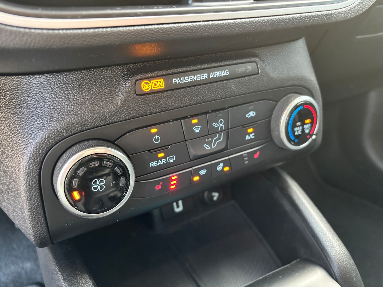 Ford Focus Wagon - 1.0 EcoBoost Trend Edition Business | 125pk. Navi. Voorruit verw. Winterpakket. Cruise. Etc.