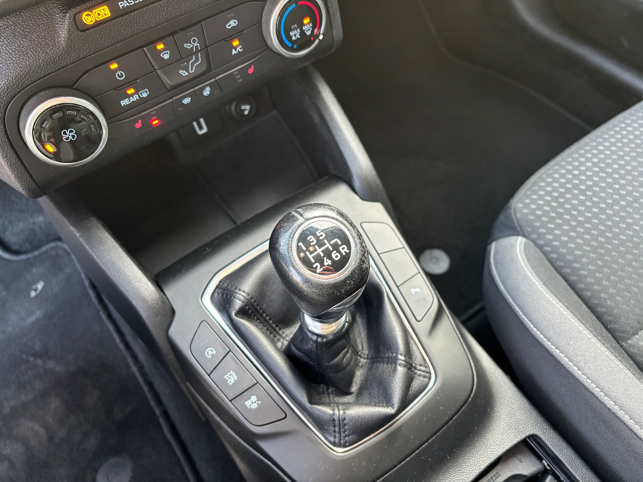 Ford Focus Wagon - 1.0 EcoBoost Trend Edition Business | 125pk. Navi. Voorruit verw. Winterpakket. Cruise. Etc.