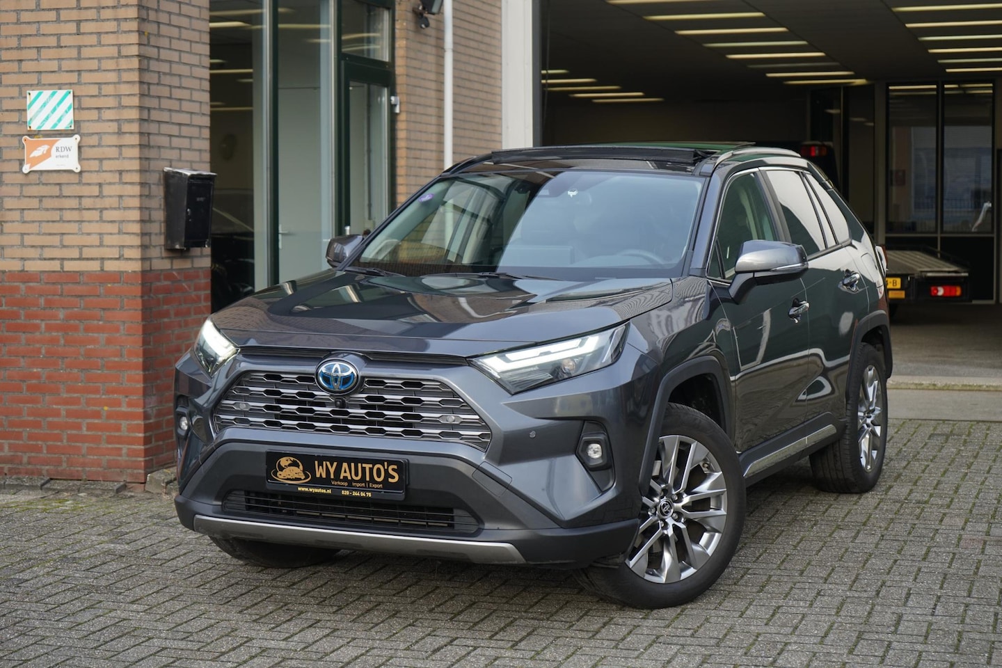 Toyota RAV4 - 2.5 Hybrid Executive Panoramadak|JBL|Volleer|Fabrieksgarantie|Dealeronderhouden - AutoWereld.nl