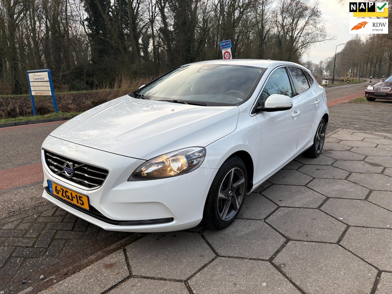 Volvo V40 - 2.0 D4 Momentum Business 2.0 D4 Momentum Business - AutoWereld.nl