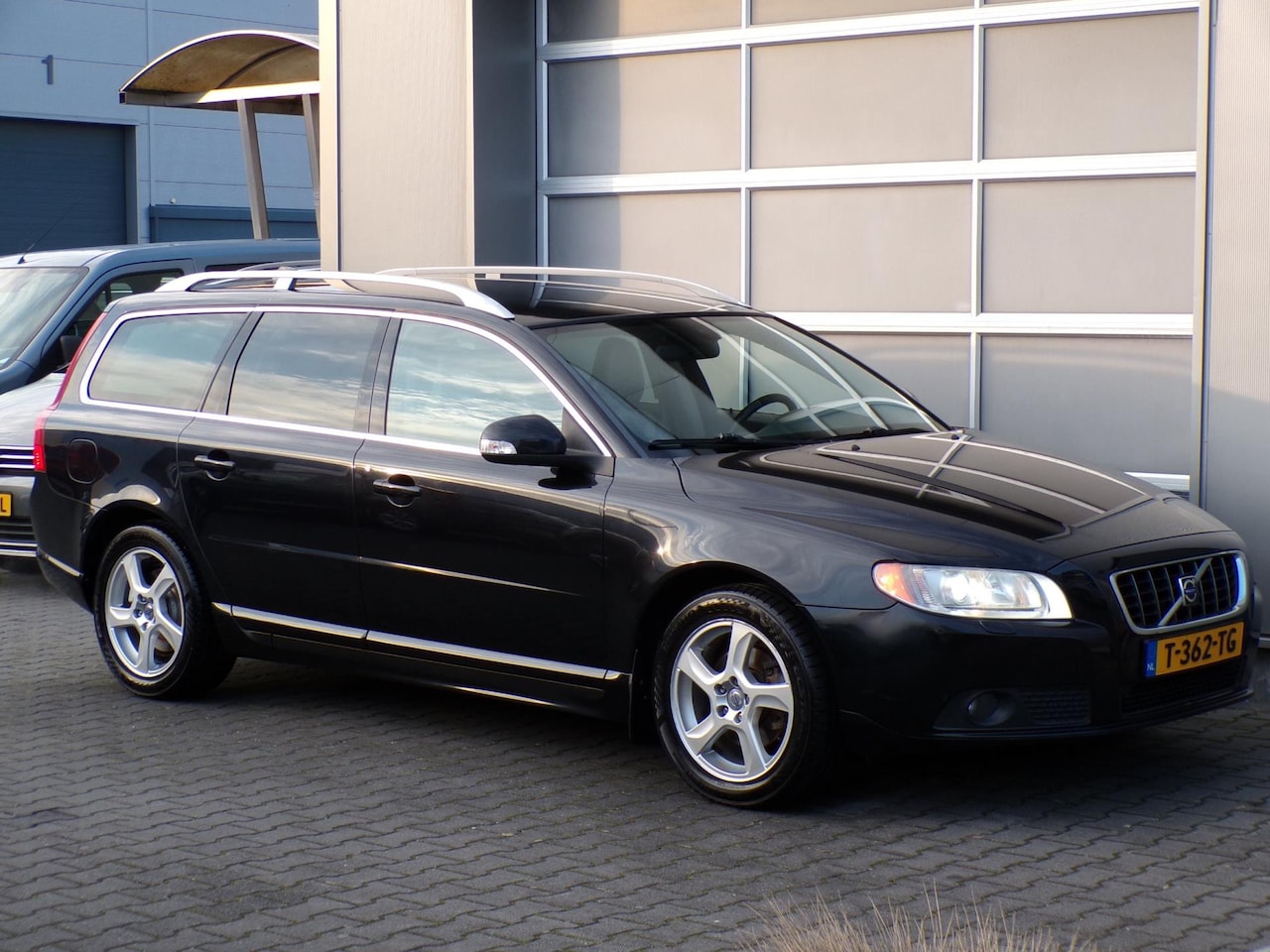 Volvo V70 - 2.0F|Nav|Xenon|Leder|Memory|PDC|Trekhaak|Stoelvrw. - AutoWereld.nl
