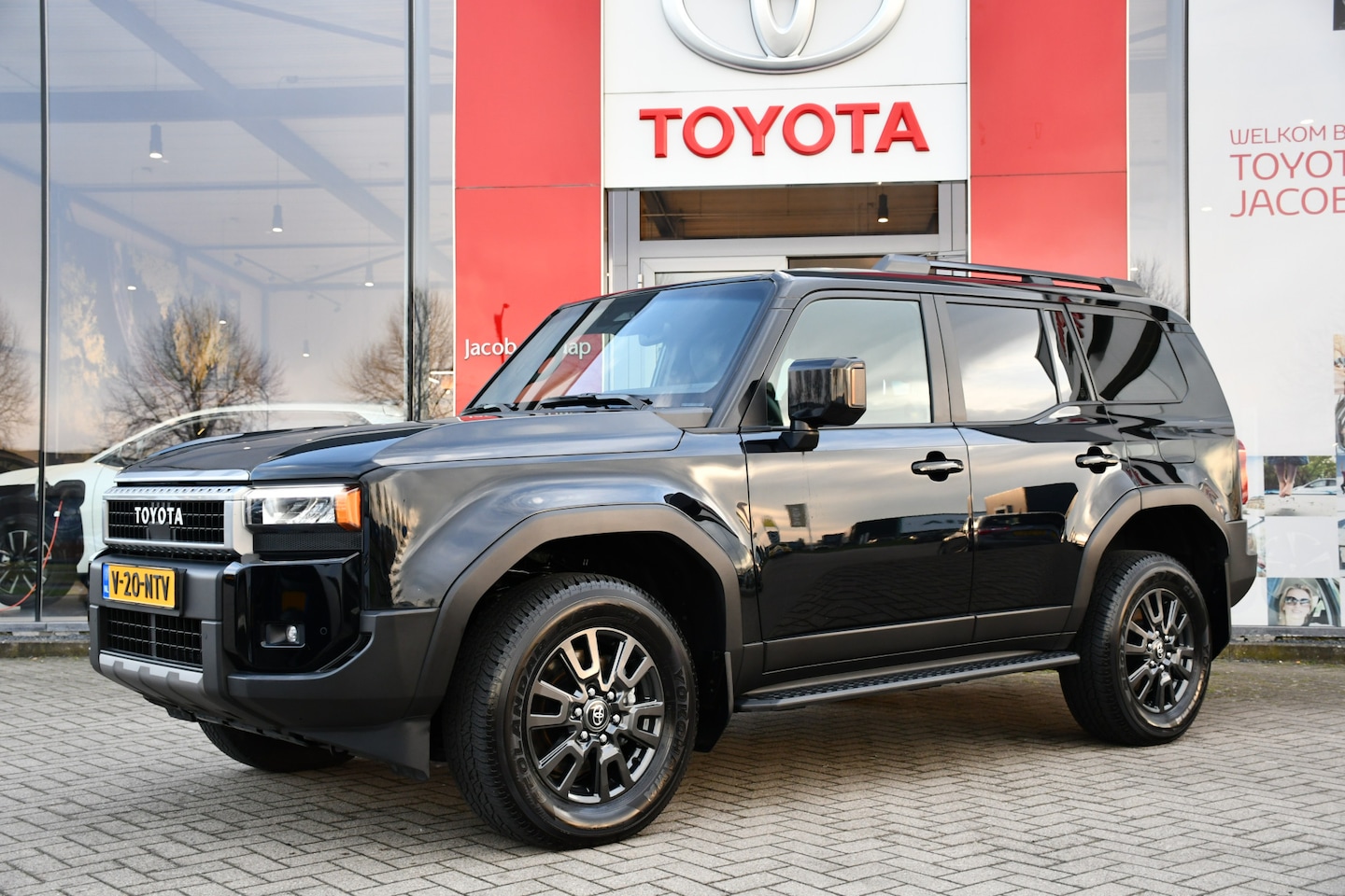 Toyota Land Cruiser - 2.8 D-4D Standard Roof Window Van First Edition Limited Automaat 206pk | Grijs Kenteken | - AutoWereld.nl