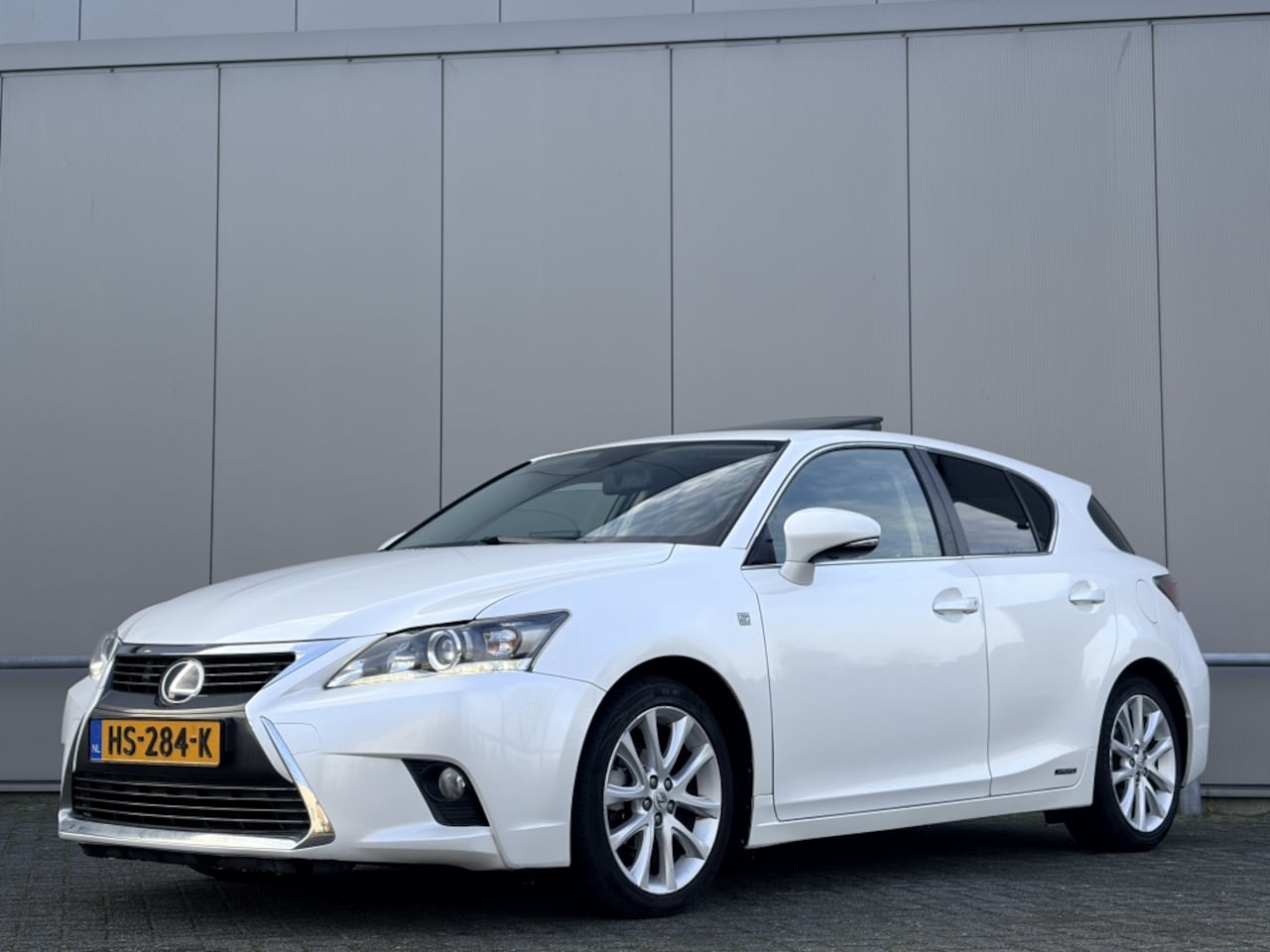 Lexus CT 200h - camera - nap! - automaat - airco - cruise - - AutoWereld.nl