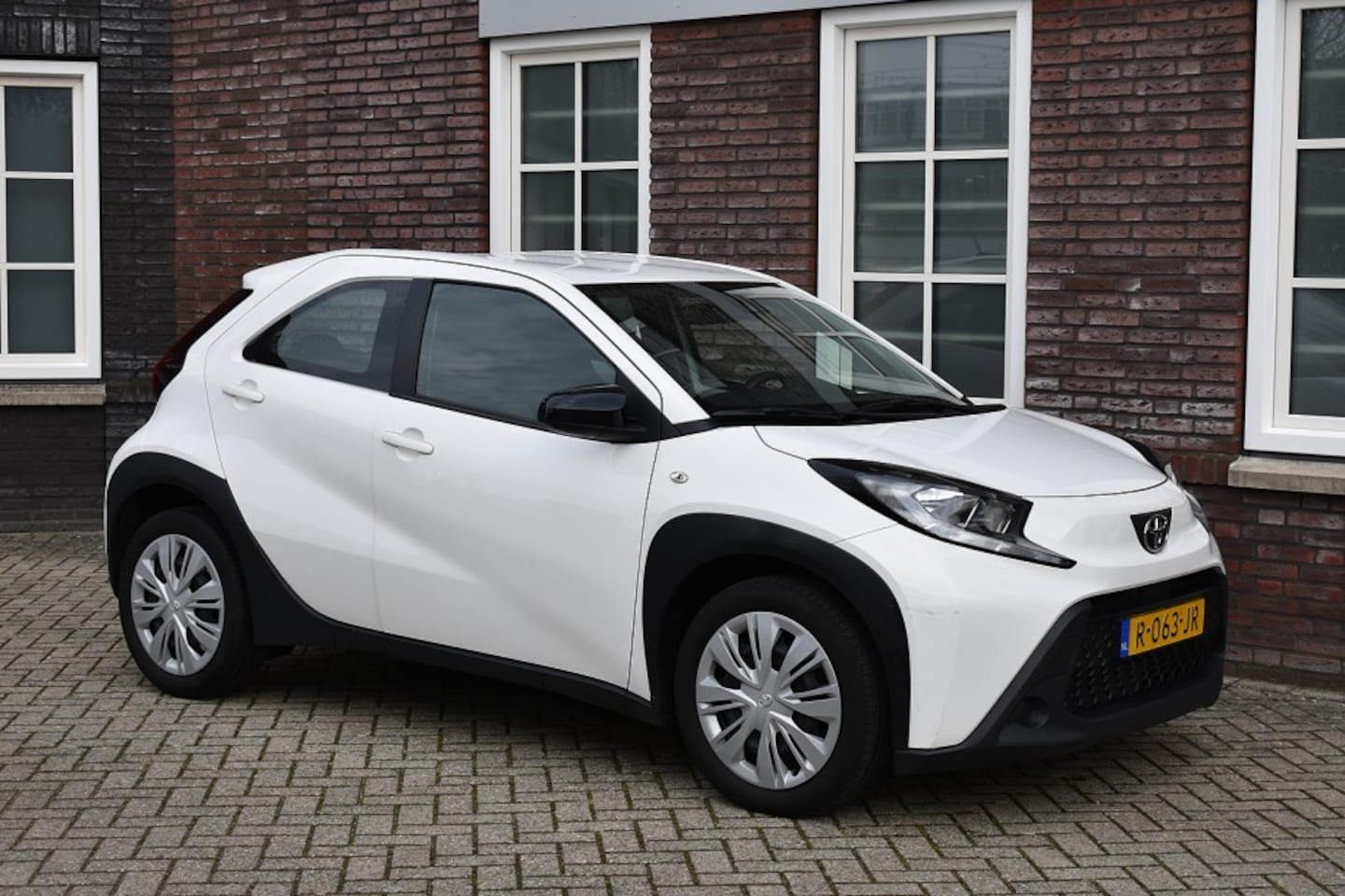 Toyota Aygo - 1.0 VVT-i MT Play Wij zijn op afspraak geopend! Graag bellen voor uw komst. - AutoWereld.nl