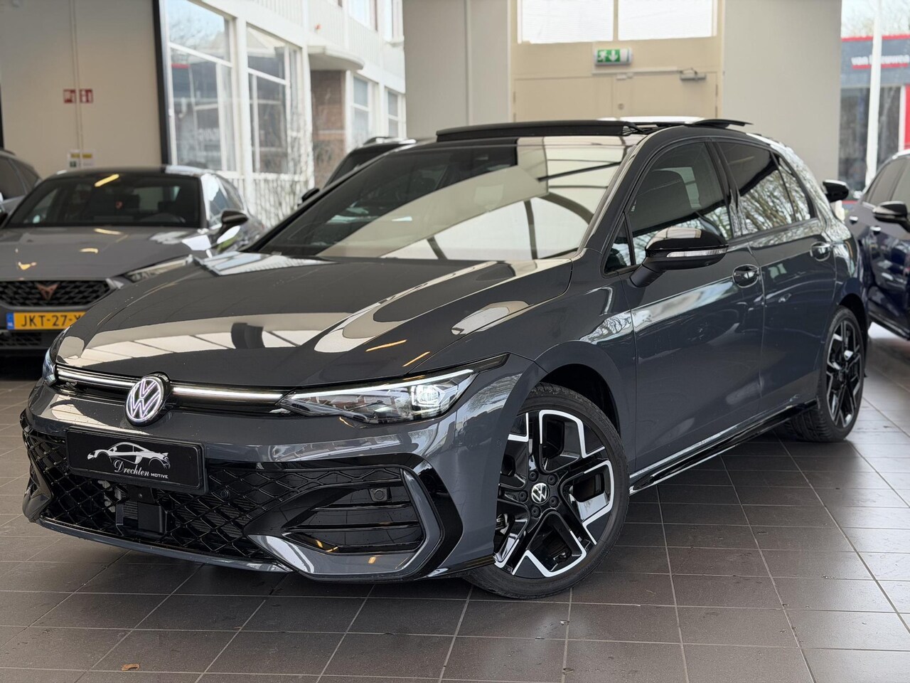 Volkswagen Golf - 1.5 eTSI R-Line Pano / Head-up / 360 / H&K / - AutoWereld.nl