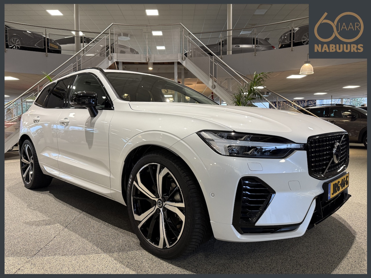 Volvo XC60 - 2.0 T6 Plug-in AWD Plus Dark, Massage, Luchtvering, Trekhaak - AutoWereld.nl