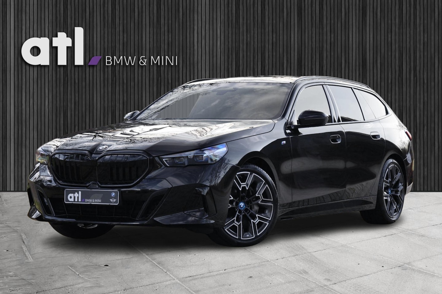 BMW 5-serie Touring - 540d xDrive M-sport | Pano | HUD | Bowers & Wilkins | Keyless | 20" | Iconic Glow | Elektr - AutoWereld.nl