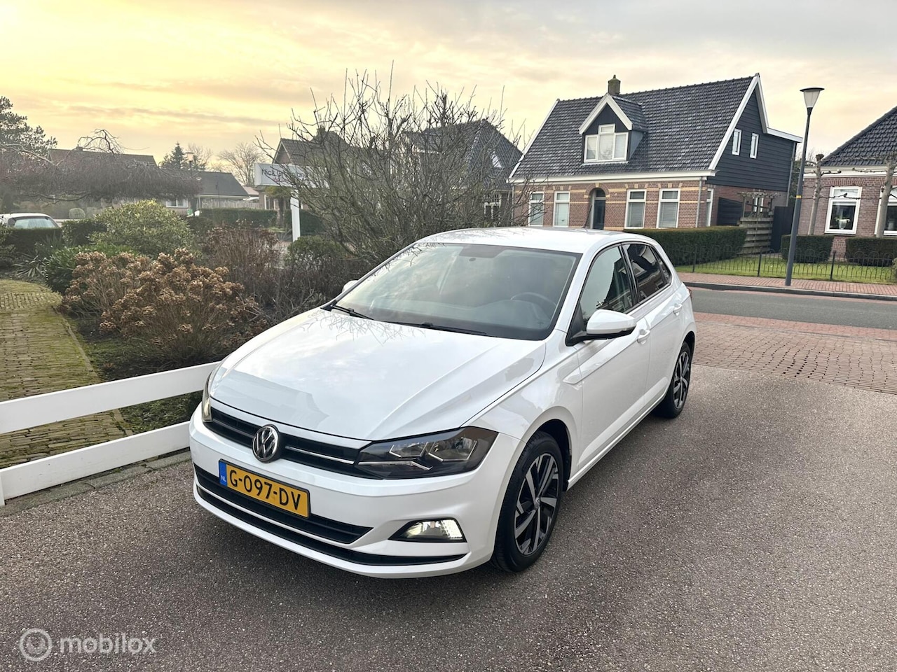 Volkswagen Polo - 1.0 TSI 95PK COMFORTLINE AIRCO CARPLAY NAVIGATIE PRIVACY GLAS ADAPTIEVE CRUISE CONTROLE NE - AutoWereld.nl