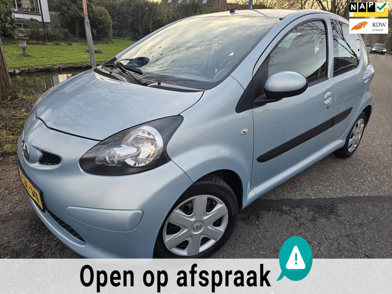 Toyota Aygo - 1.0-12V +/AUTOMAAT/5DRS/AIRCO/ZEER GOED ONDERHOUDEN - AutoWereld.nl