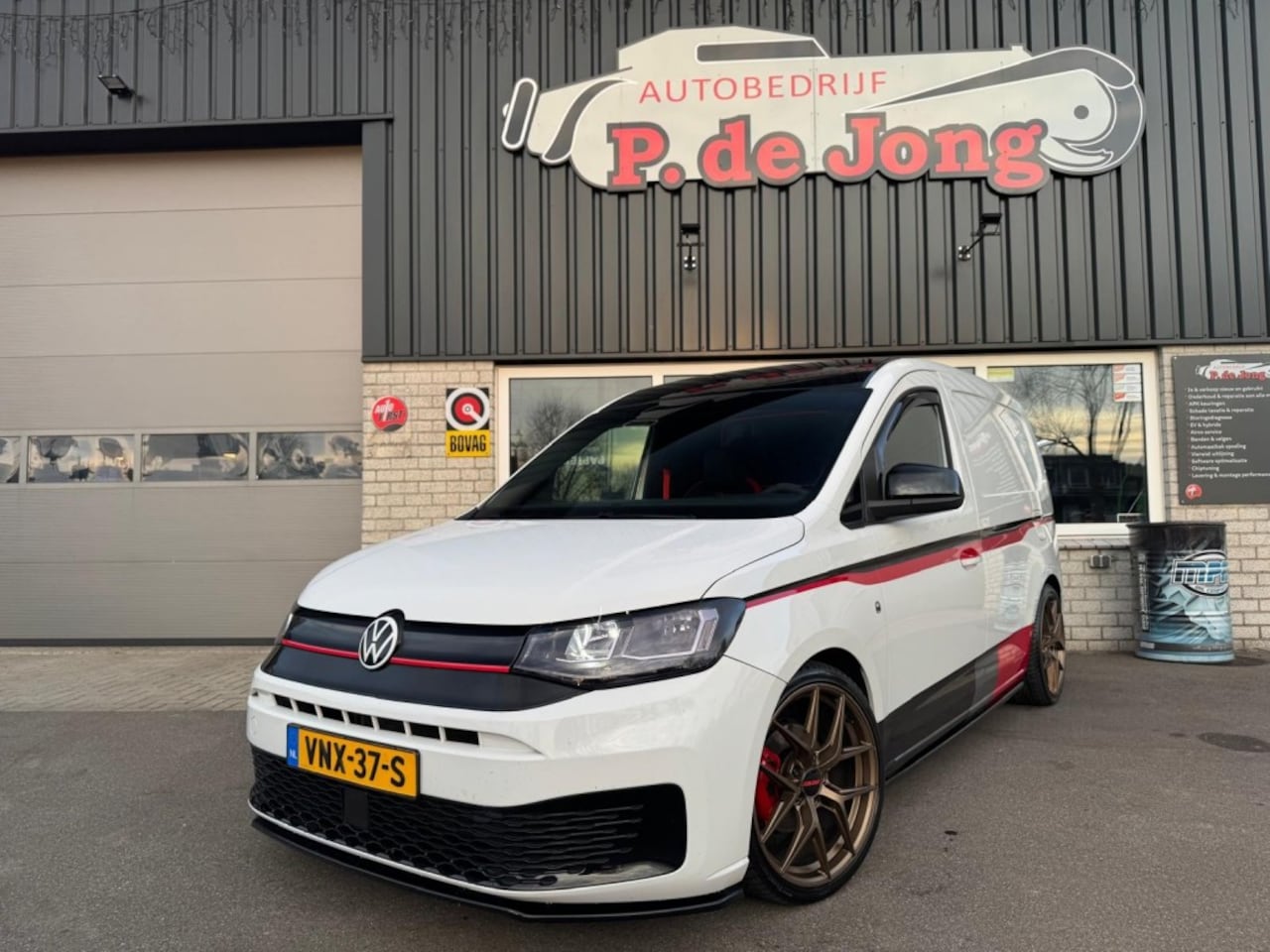 Volkswagen Caddy - 2.0 TDI 2.0 TDI 140pk, Custom RS interieur, Maxton, Sfeerverlichting, erg mooi gedaan! - AutoWereld.nl