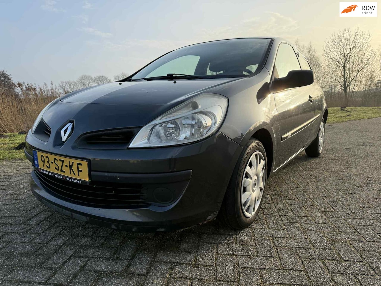 Renault Clio - 1.2-16V Authentique nw apk ,nw distributie ! - AutoWereld.nl