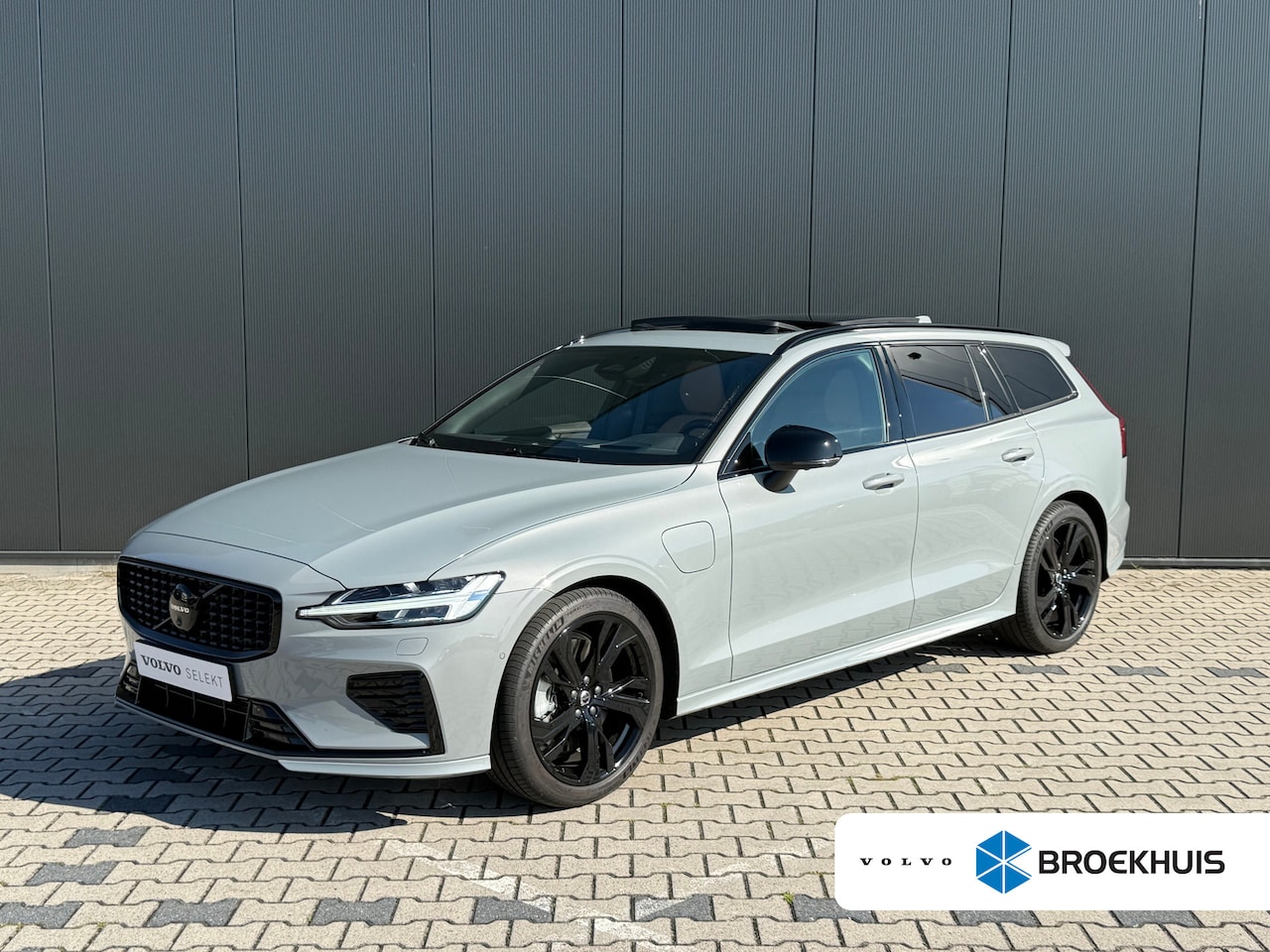 Volvo V60 - T6 Plug-in hybrid AWD Ultra Dark | Massage | Panoramadak | Heico | Styling Kit | 360 Camer - AutoWereld.nl