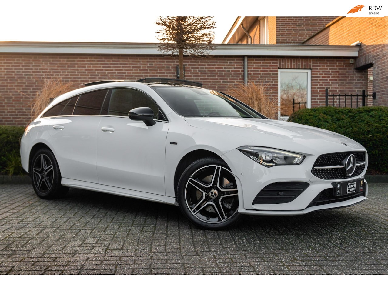 Mercedes-Benz CLA-klasse Shooting Brake - 250 e AMG Night Pakket Pano Leder Widescreen Stoelverwarming Camera 18'' - AutoWereld.nl
