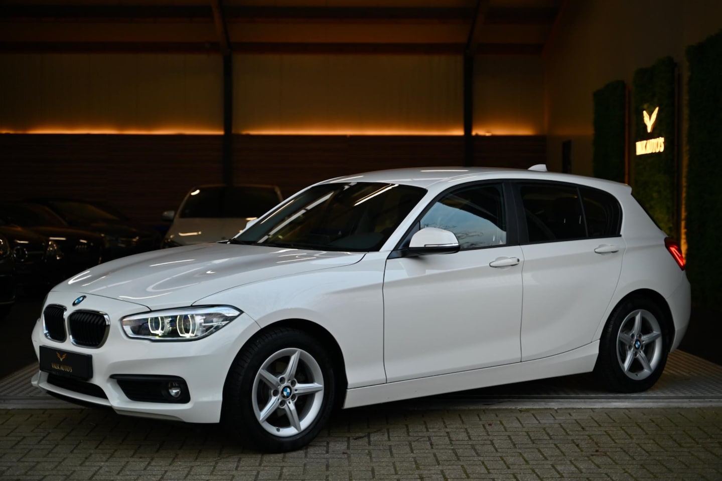 BMW 1-serie - 116i High Executive - Lederen Sportstoelen - LED - Stoelverwarming - Trekhaak - Navigatie - AutoWereld.nl