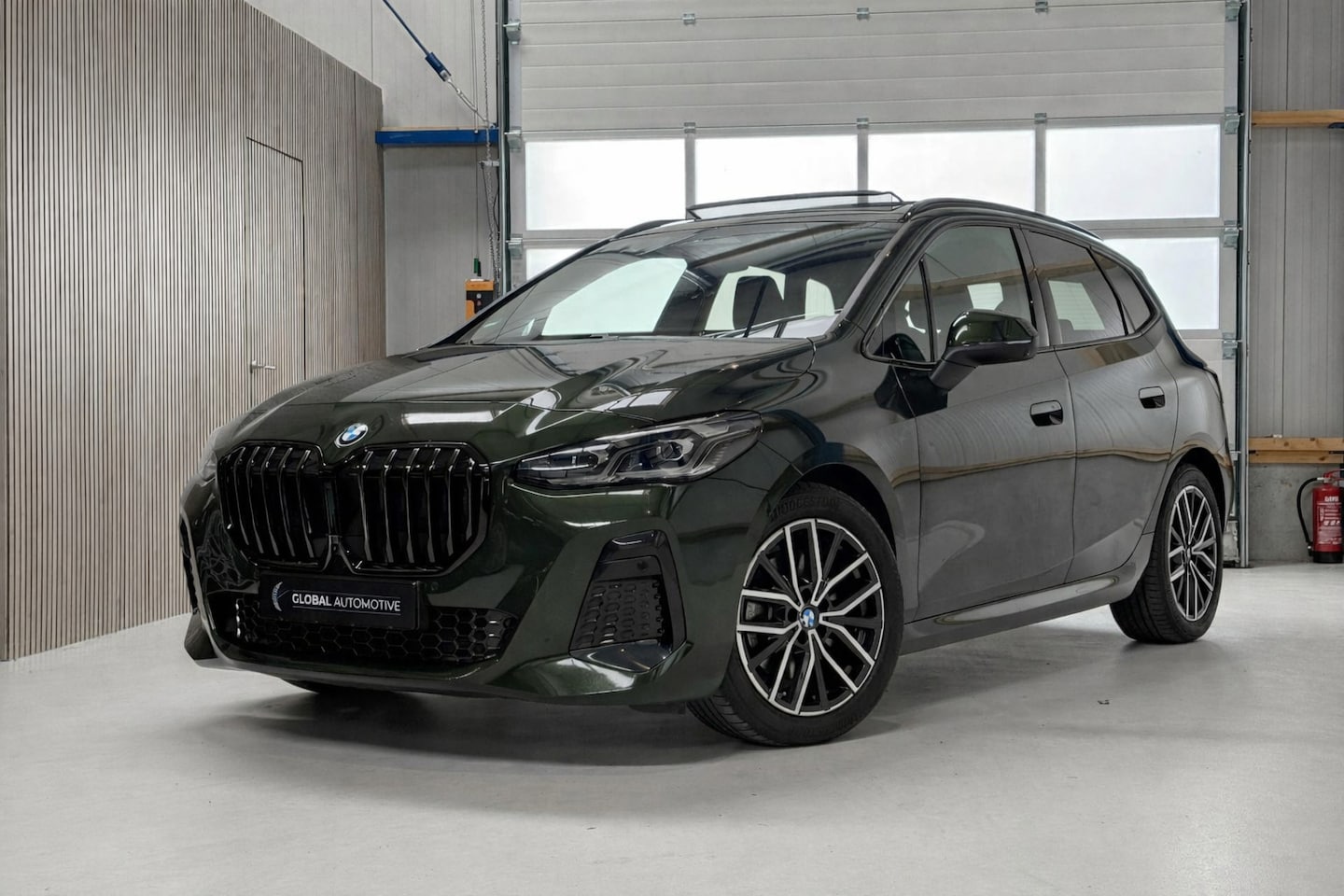 BMW 2-serie Active Tourer - 223i M Sport - TREKHAAK - SCHUIFDAK - M PAKKET - LEDER/ALCANTARA - 360 CAMERA - 18'' VELGE - AutoWereld.nl