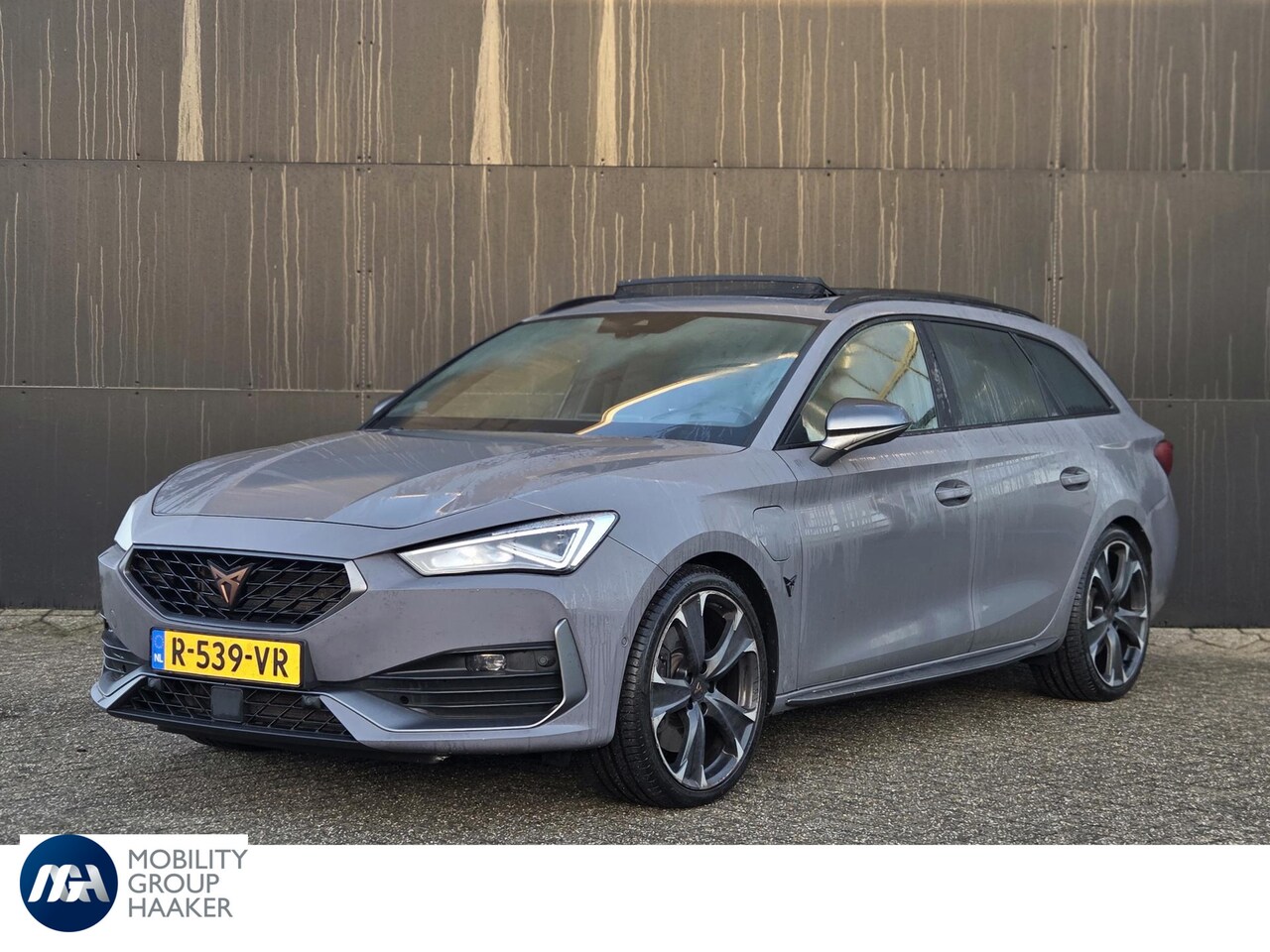 CUPRA Leon Sportstourer - 1.4 e-Hybrid VZ Performance Limited 225 PK | Apple-Android | Panoramadak | Trekhaak - AutoWereld.nl