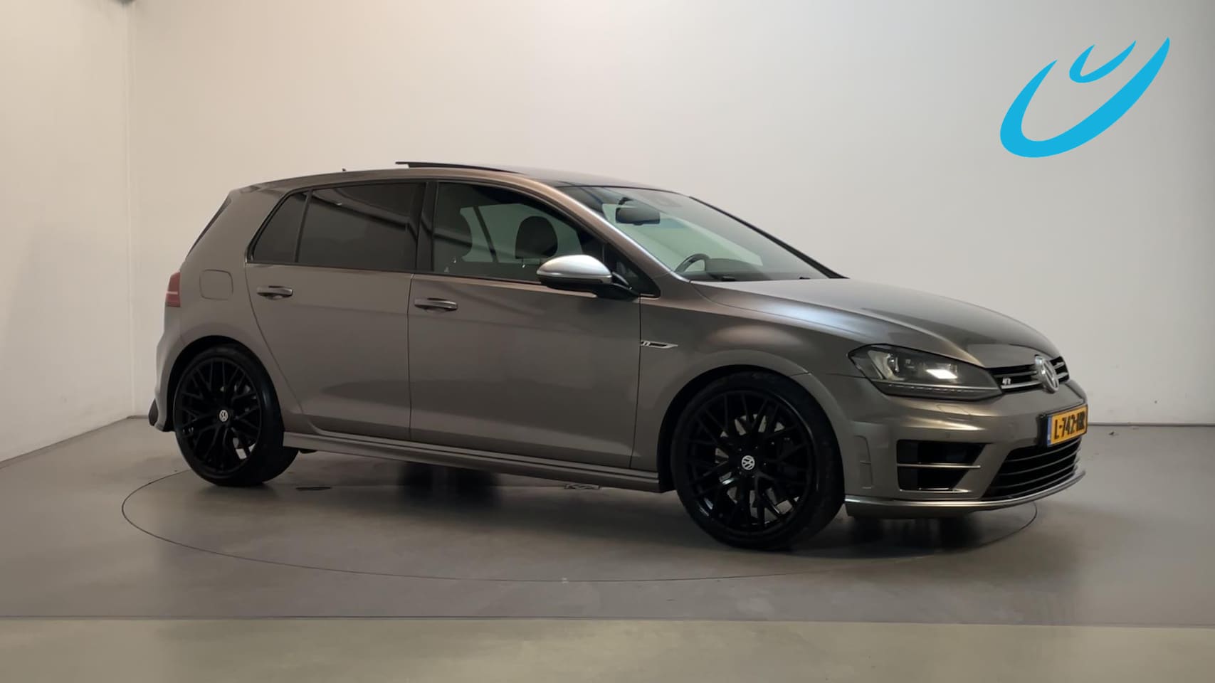 Volkswagen Golf - 2.0 TSI R 4Motion Panoramadak Leder Stoelverwarming App-Connect - AutoWereld.nl