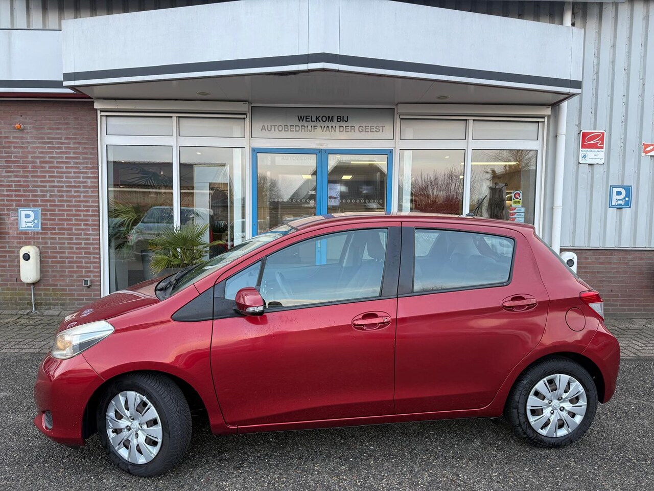 Toyota Yaris - 1.3 VVT-i Aspiration Navigatie Leer All Season - AutoWereld.nl