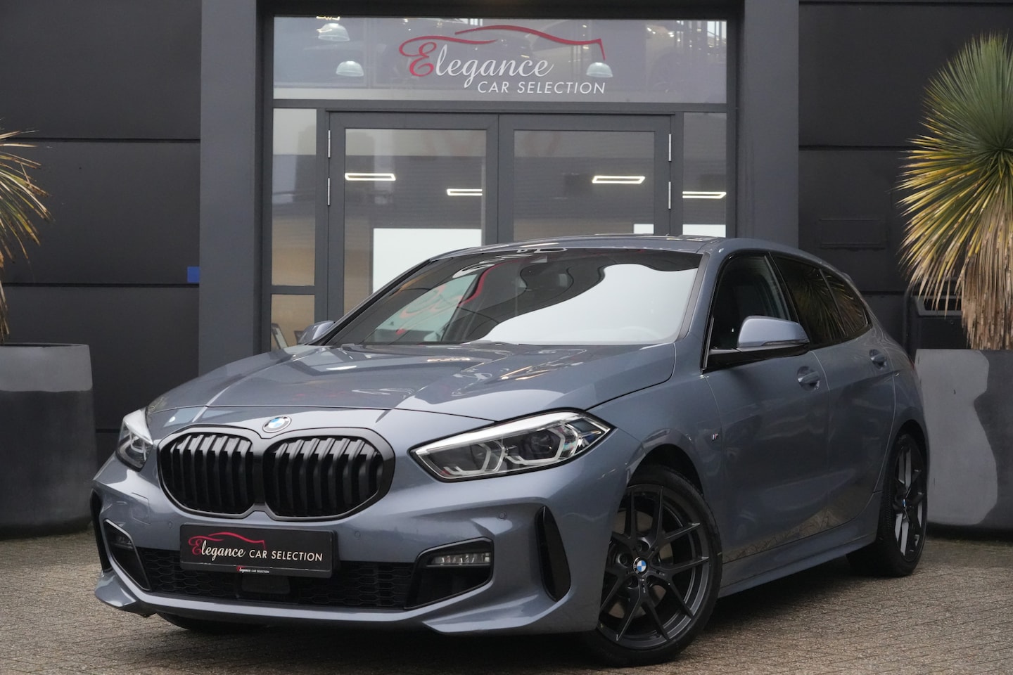 BMW 1-serie - 120i M Sport High Executive 179pk Panoramadak/Stoelverwarming/Camera - AutoWereld.nl