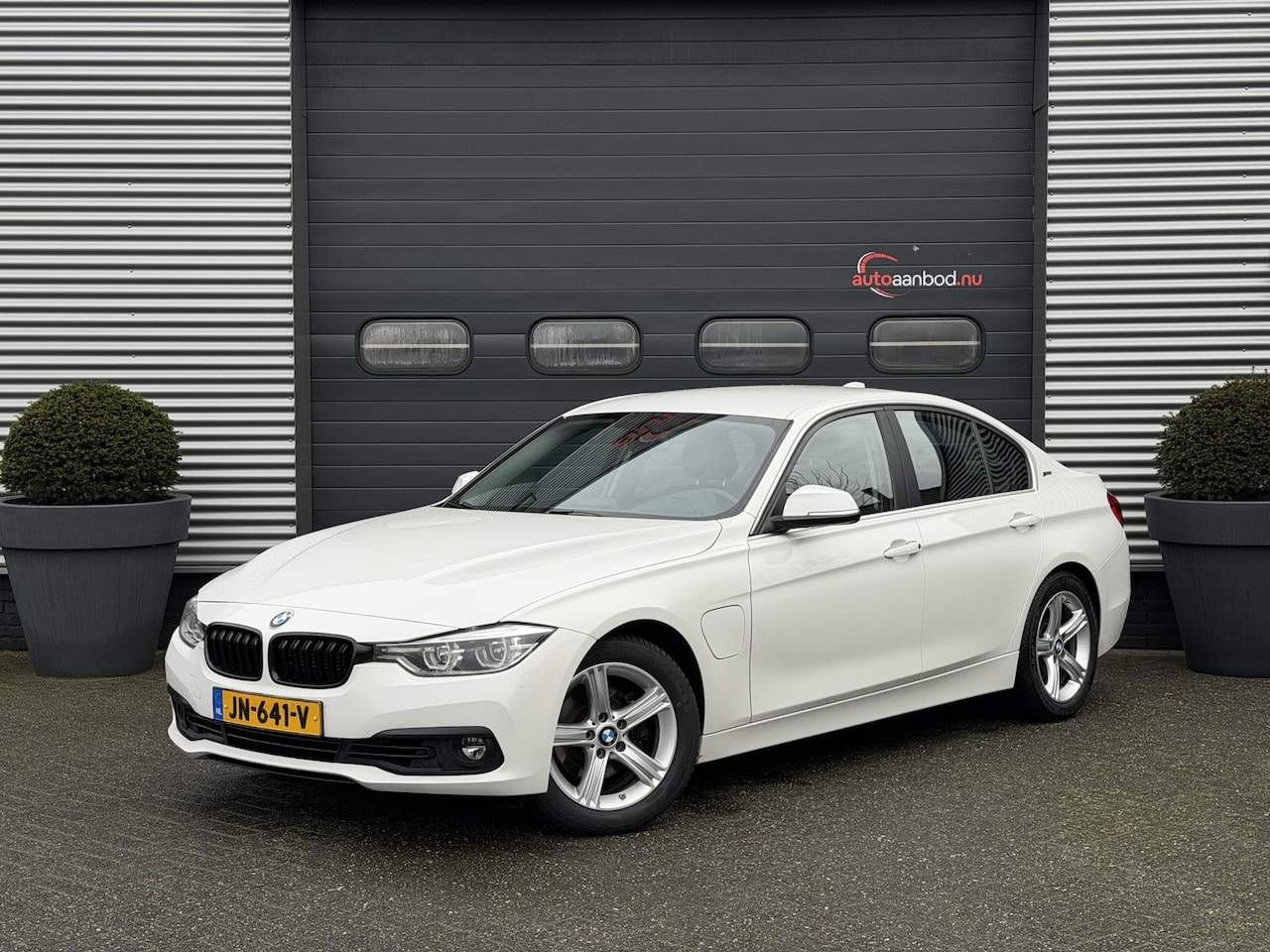 BMW 3-serie - 330e Centennial Executive | Navigatie | Camera | Lederen Bekleding | Cruise Control | - AutoWereld.nl