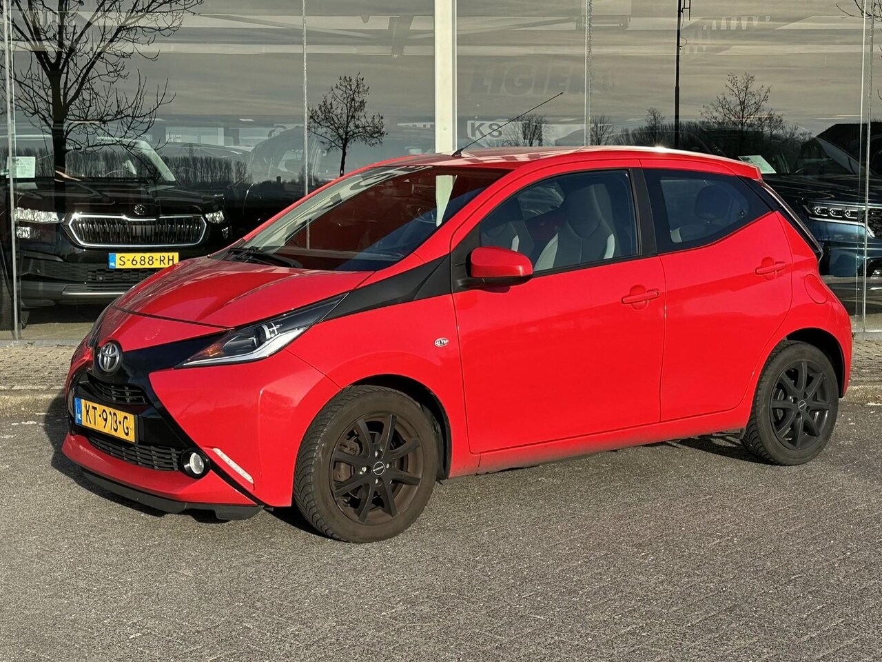 Toyota Aygo - 1.0 VVT-i x-play | Airco | Navigatie | Camera | Dealer Onderhouden | occasion - AutoWereld.nl