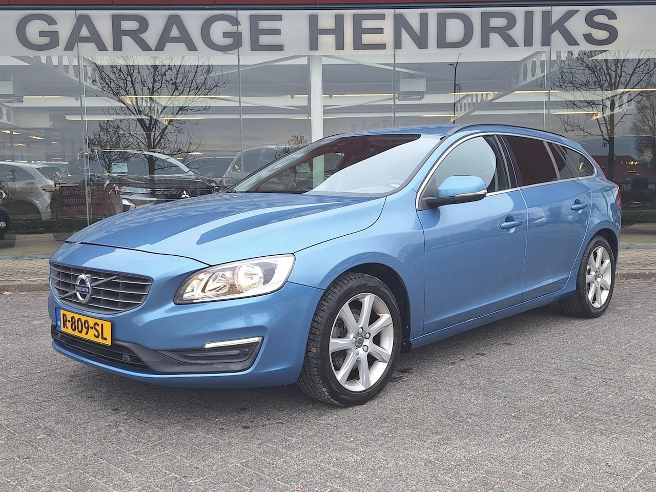 Volvo V60 - 2.0 T3 Momentum | Trekhaak 1600kg | Navi | Climate | Memory Seat | occasion - AutoWereld.nl