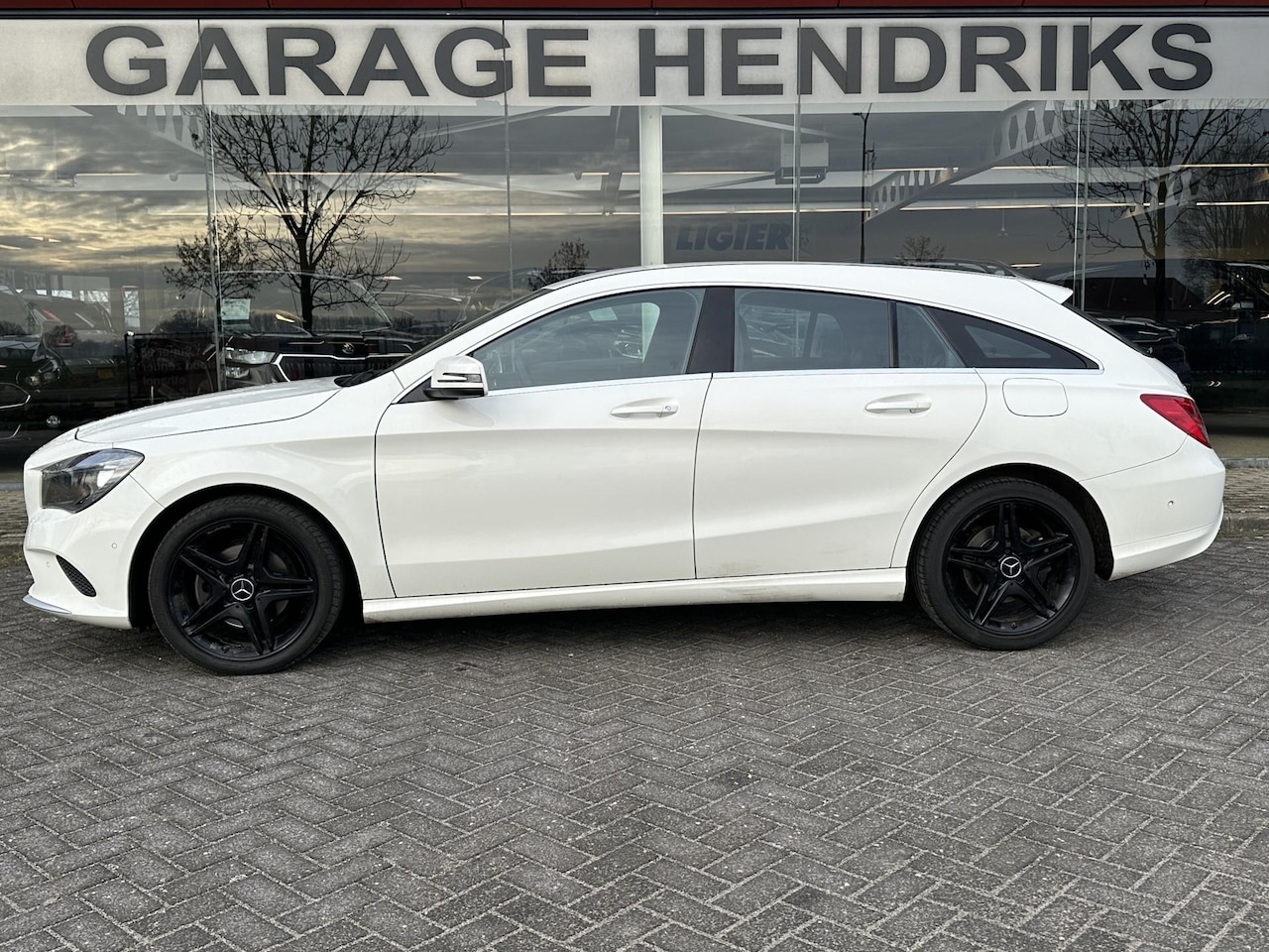 Mercedes-Benz CLA-klasse Shooting Brake - | AMG Velgen 18 inch | Wegklapbare Trekhaak | 180 occasion - AutoWereld.nl
