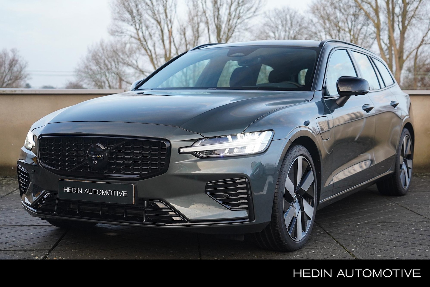 Volvo V60 - T8 Plug-in hybrid AWD Plus Dark Performance Ed. 19 inch LM-velgen | Panorama dak | Polesta - AutoWereld.nl