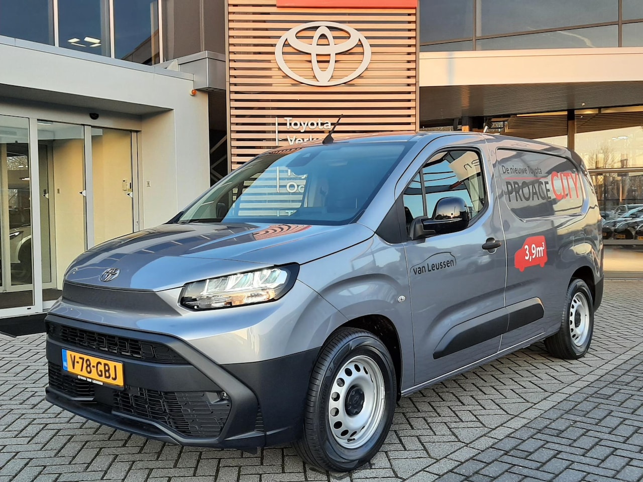Toyota PROACE CITY Electric - NAVIGATIOR 50KWH L2 Long NIEUW EN DIRECT RIJDEN!! NAVI STOEL/STUURVERW AIRCO PARK-SENSOREN - AutoWereld.nl