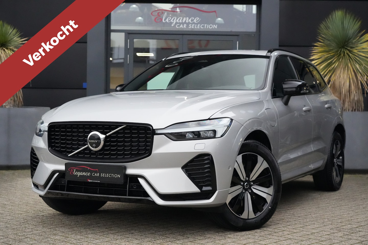 Volvo XC60 - 2.0 T6 Plug-in hybrid AWD Plus Dark Long Range 398pk Panoramadak/Stoelverwarming/360Camera - AutoWereld.nl