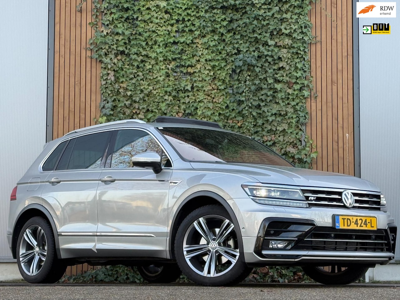 Volkswagen Tiguan - 1.4 TSI ACT Comfortline R-Line|PANO|TREKHAAK|VIRTUAL|360'' - AutoWereld.nl