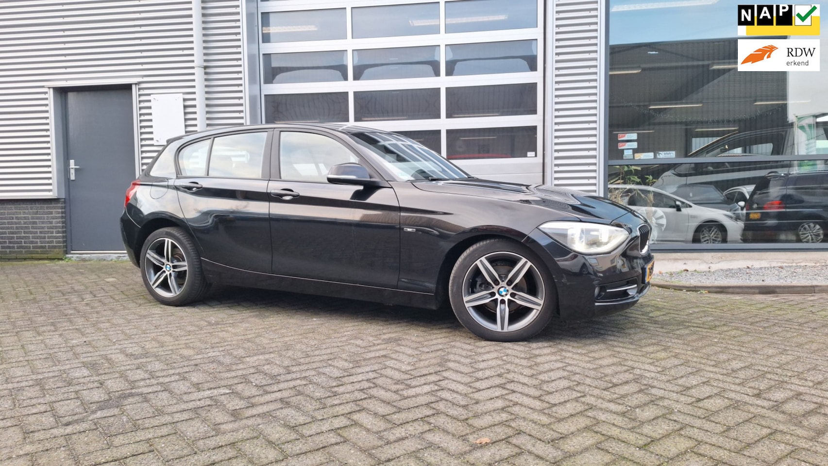 BMW 1-serie - 114i Upgrade Edition/Leer/Sportstoelen/Navigatie/Lm Velgen/Enz - AutoWereld.nl