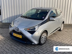 Toyota Aygo - 1.0 VVT-i x-play 72pk | Camera achter | Airco | Navigatie via app connect | Elektrische ra