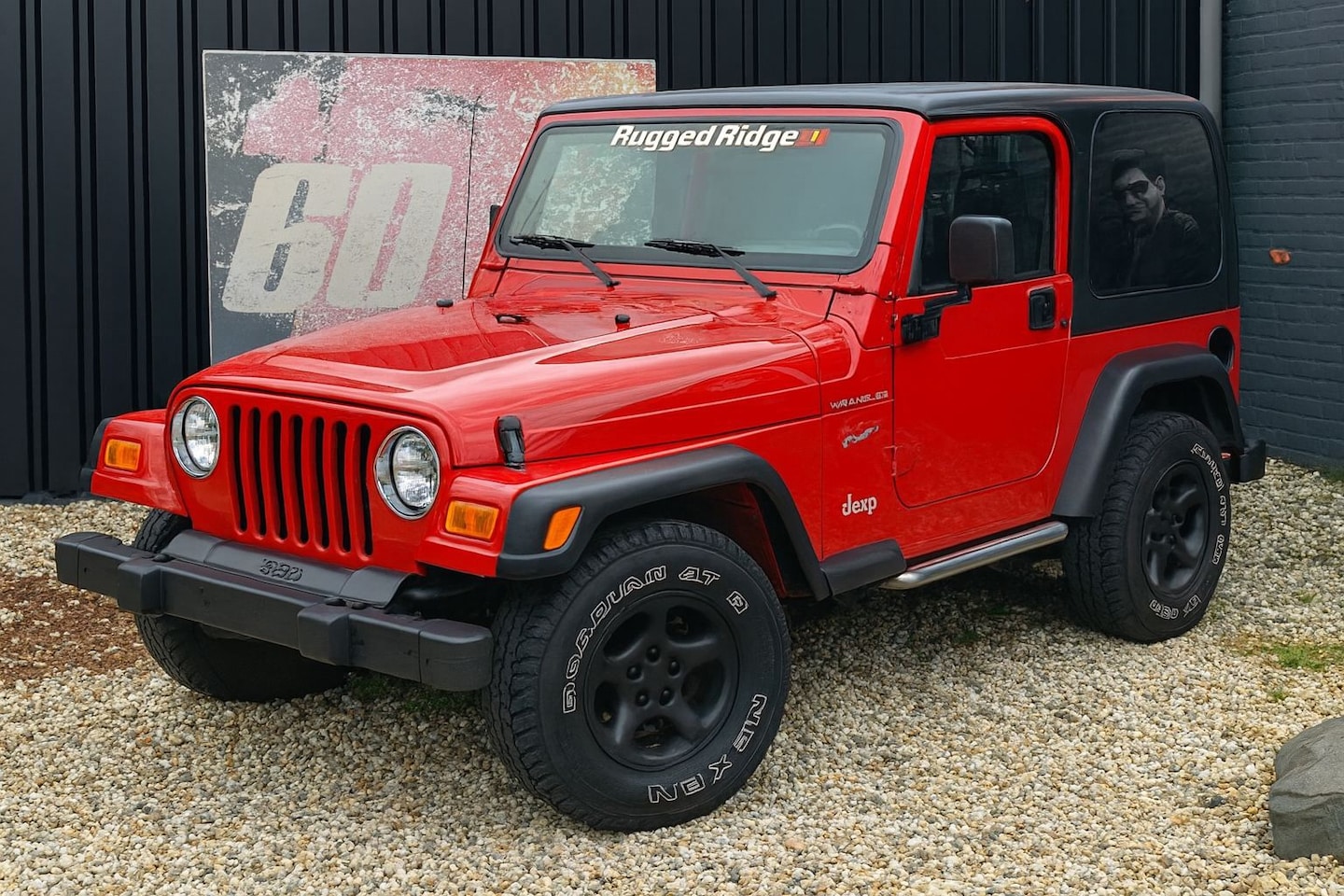 Jeep Wrangler - -THE RED RUGGED RIDGE EDITION-BLIJVEND YOUNGTIMER- - AutoWereld.nl