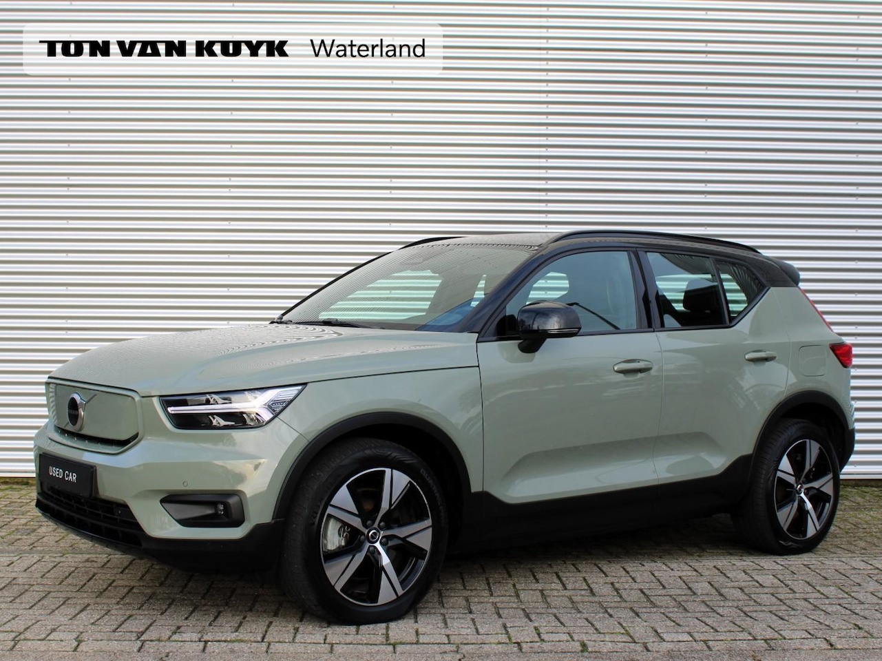 Volvo XC40 - Recharge P8 AWD R-Design Automaat / Microtech Nubuck interieur / Sage Green metallic / Goo - AutoWereld.nl