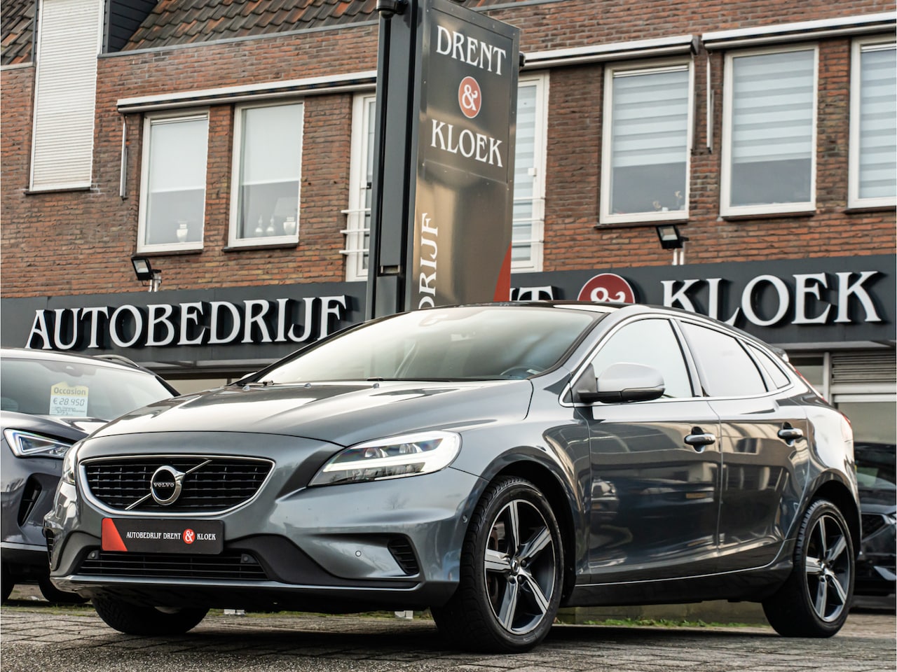 Volvo V40 - 1.5 T3 Polar+ Sport R-Design ORG NL PANO FULL LED STOELVERW - AutoWereld.nl