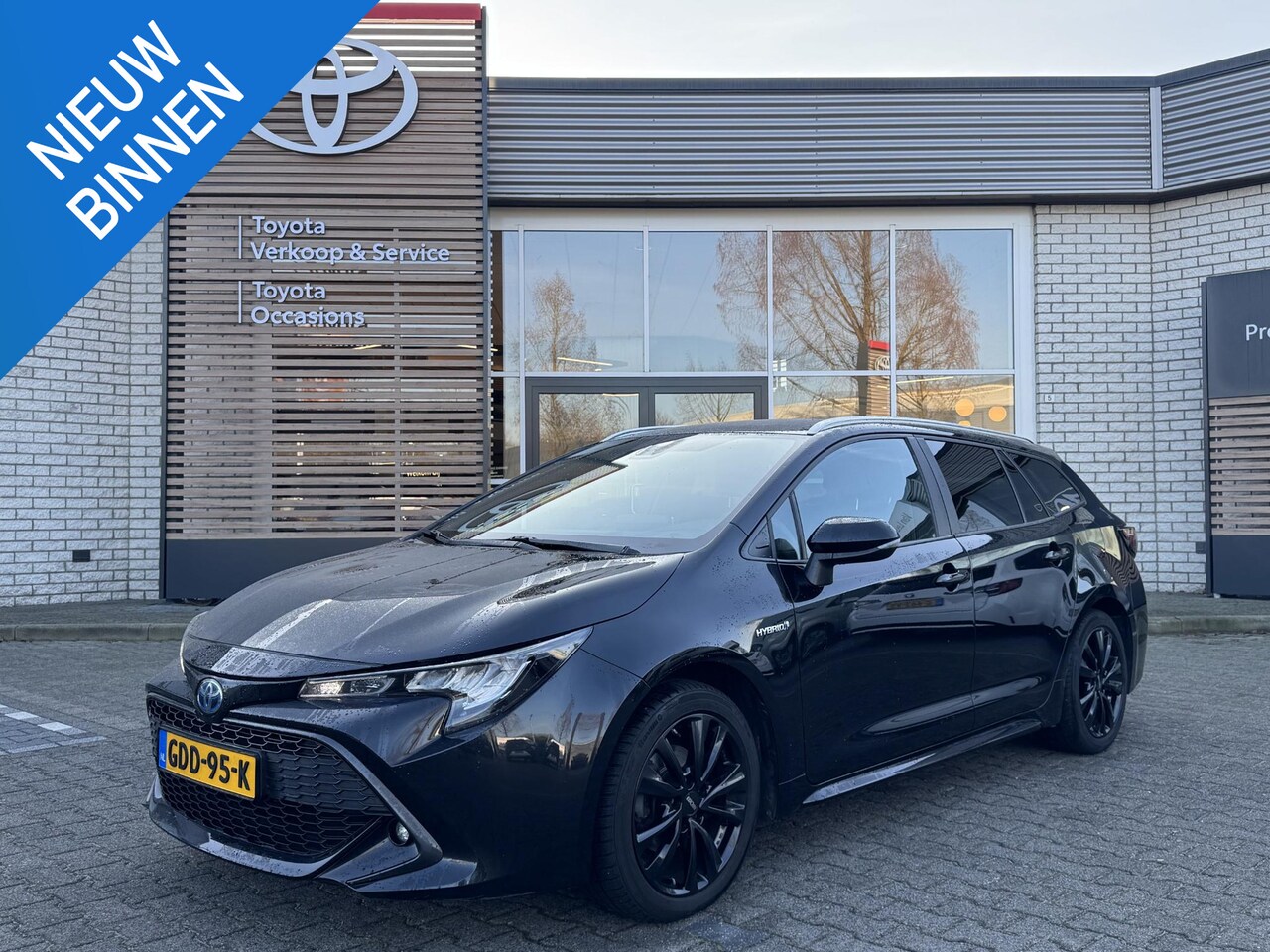 Toyota Corolla Touring Sports - 1.8 HYBRID DYNAMIC TREKHAAK STOEL/STUURVERW LED KEYLESS HEAD-UP EL-ACHTERKLEP APPLE/ANDROI - AutoWereld.nl