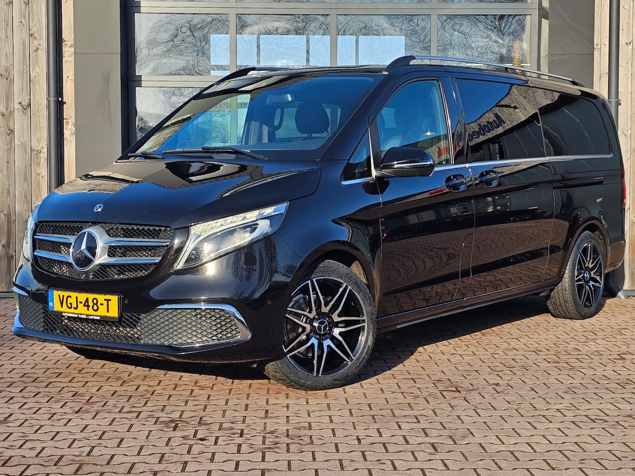 Mercedes-Benz V-klasse - 300d 4-MATIC Extra Lang DC Avantgarde | LED | ACC | Leder | Stoelverwarming | Burmester | - AutoWereld.nl