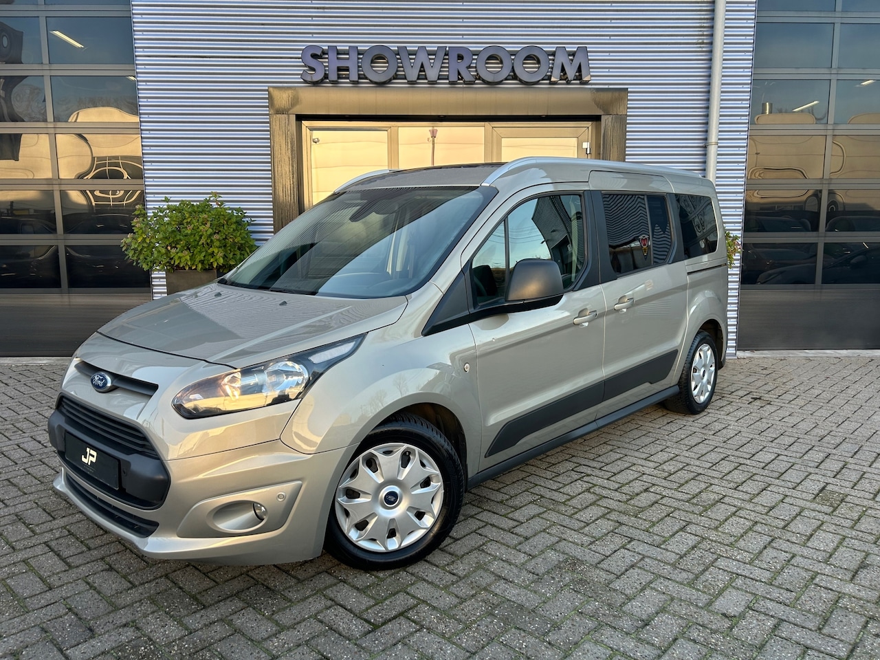 Ford Grand Tourneo Connect - 1.6 Titanium 7 Zitter. Automaat|PDC|Panoramadak - AutoWereld.nl