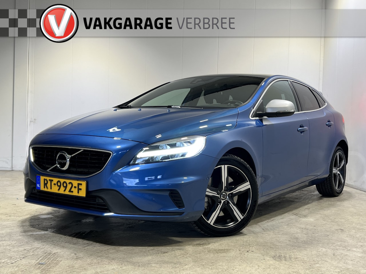 Volvo V40 - 2.0 T4 Business Sport | Navigatie | LM Velgen 17" | Panoramadak | Lederen Bekleding | Voor - AutoWereld.nl