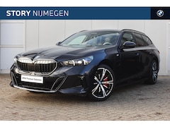 BMW 5-serie Touring - 550e xDrive M Sport Automaat / Panoramadak / Trekhaak / Parking Assistant Professional / S