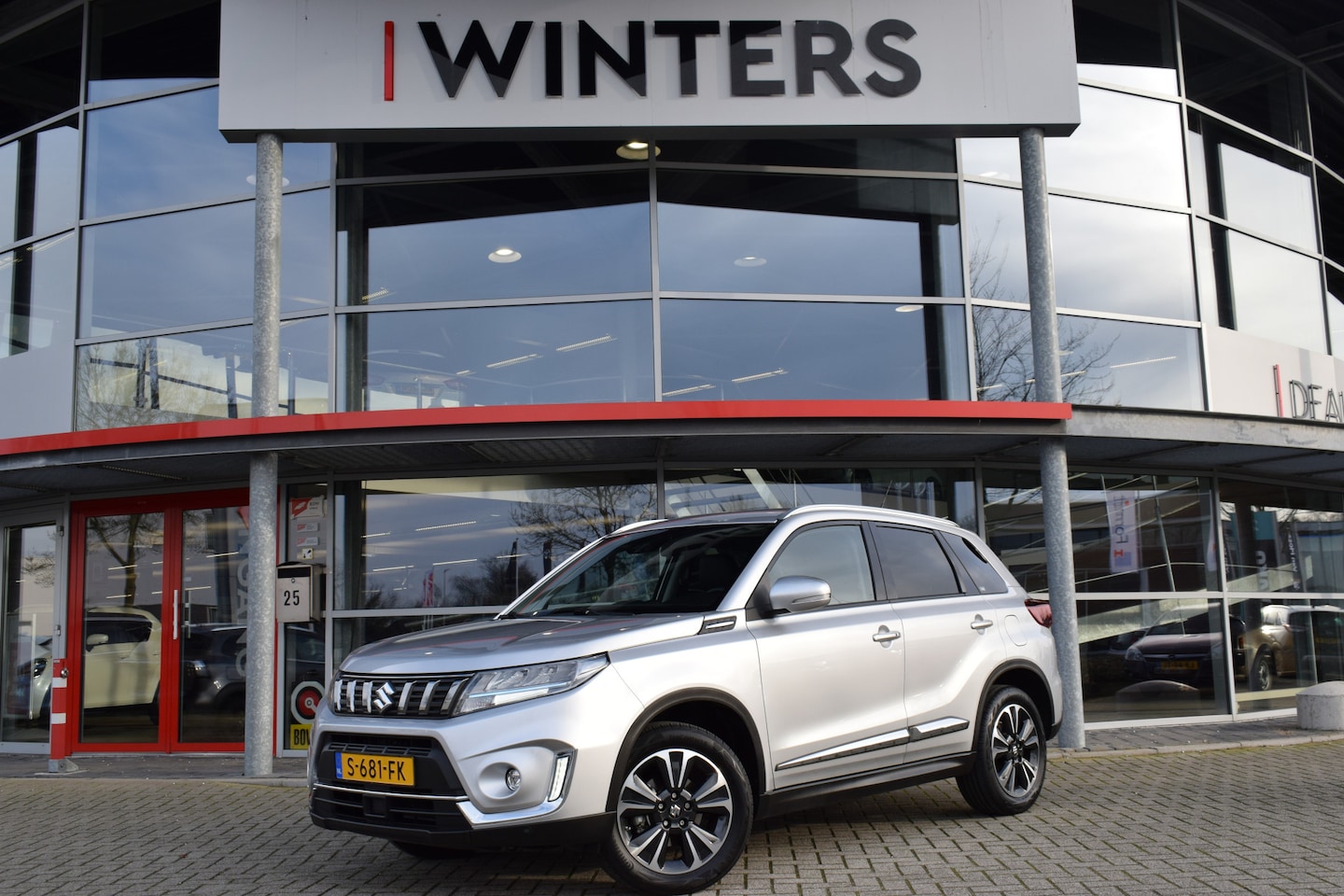 Suzuki Vitara - 1.5 Hybrid Style AllGrip Automaat | Trekhaak | Navigatie | Stoelverwarming | Tot 10jr. gar - AutoWereld.nl