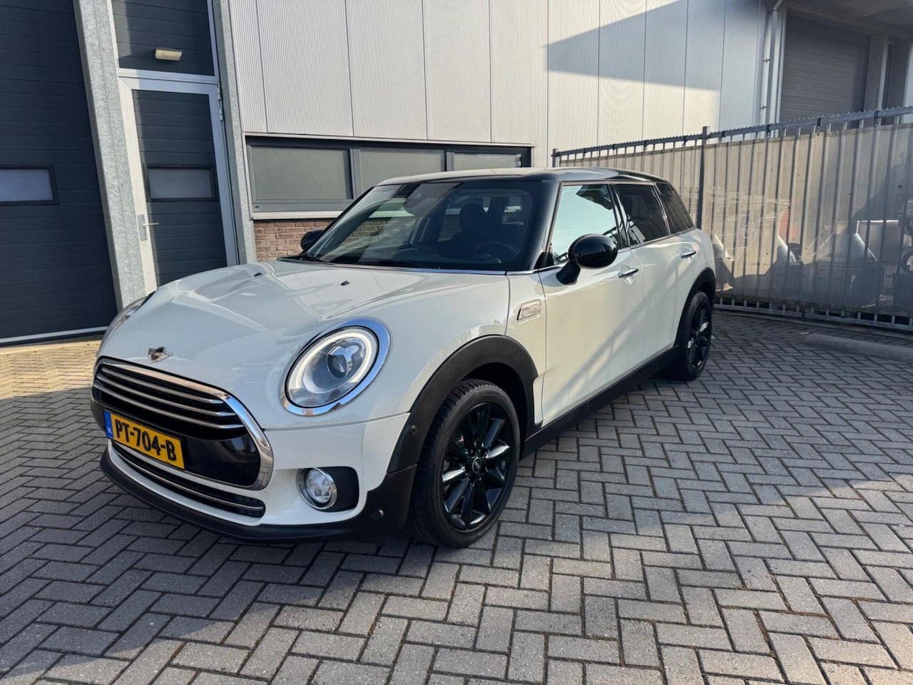 MINI Clubman - 1.5 Cooper Chili Serious Business Mini 1.5 Cooper Chili Serious Business, LED, Trekhaak, Navi, Stoelverwarming etc. - AutoWereld.nl