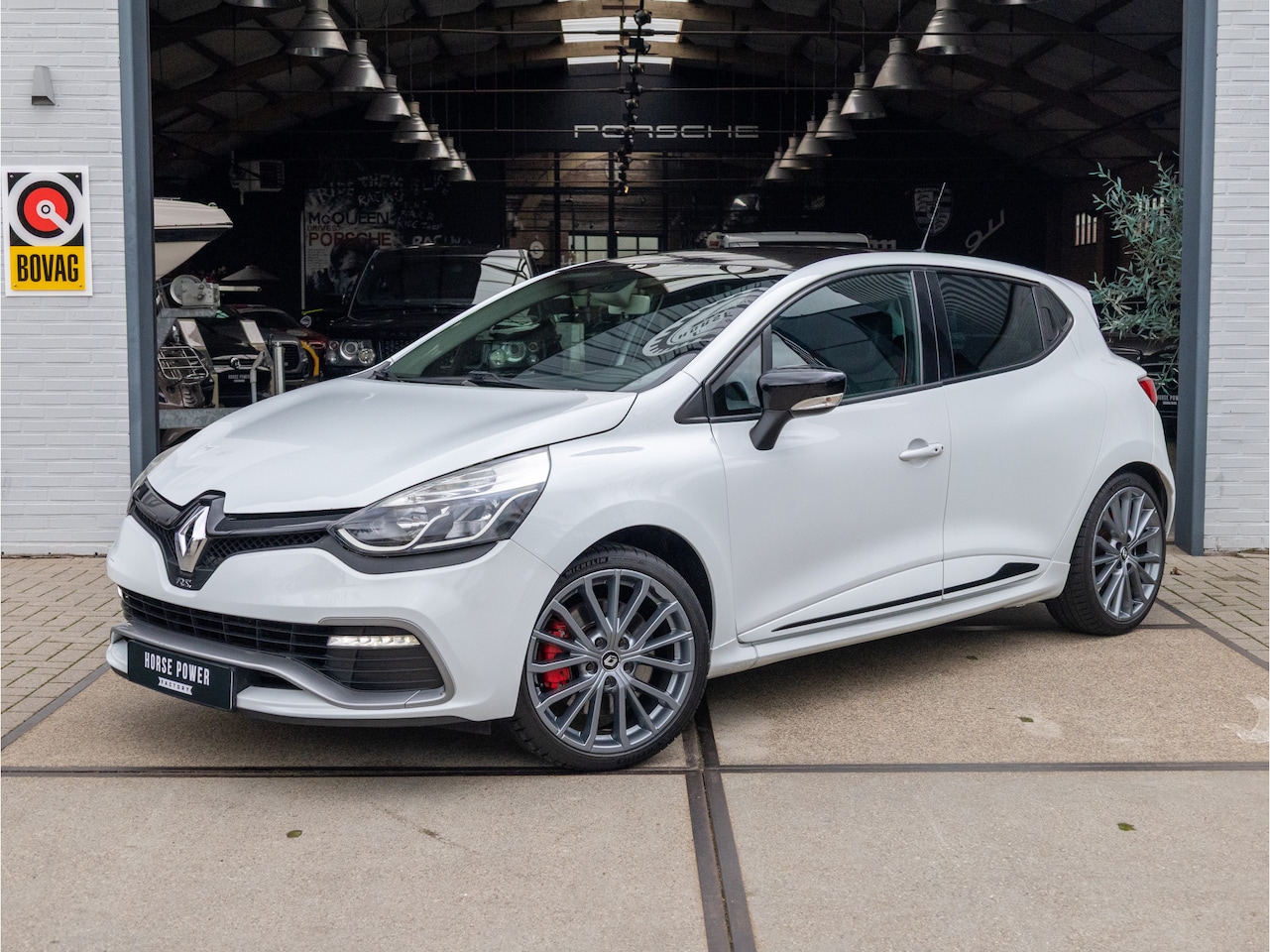 Renault Clio - 1.6 R.S. *NAP | Keyless | 18" | Leder | Stoelverwarming | Clima | Cruise | Parkeersensoren - AutoWereld.nl