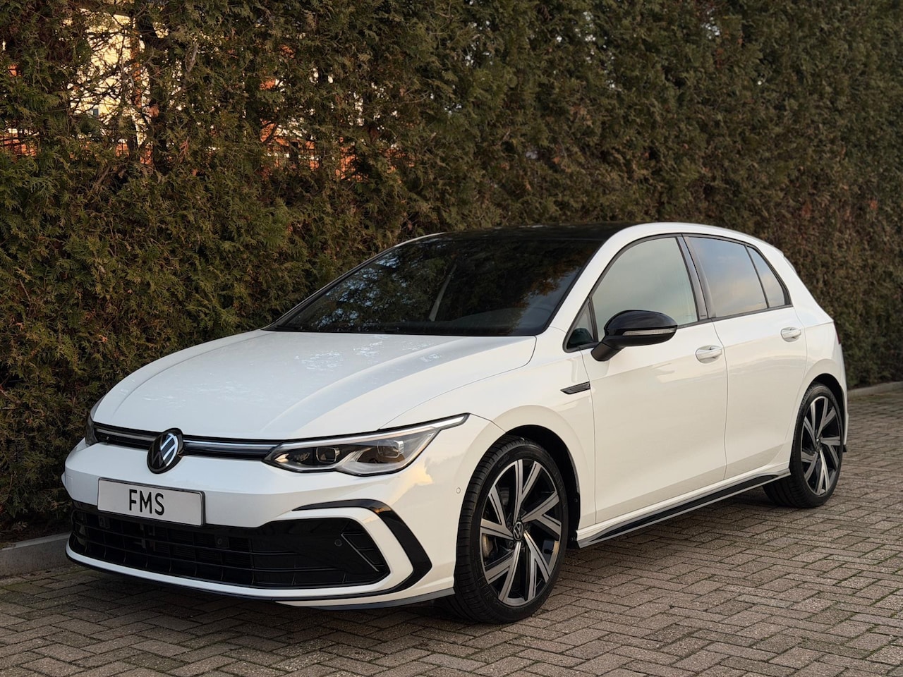 Volkswagen Golf - 1.5 eTSI 3x R-Line CarPlay Camera - AutoWereld.nl