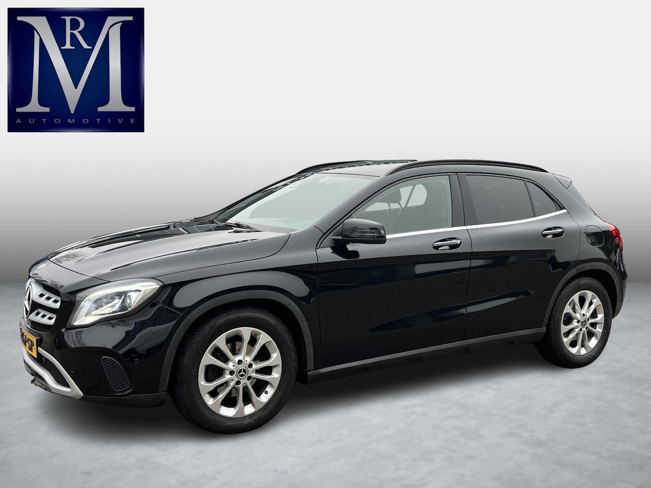 Mercedes-Benz GLA-Klasse - 180 Premium Plus VERWACHT | Stoelverwarming | Climate Control | Camera | Top onderhouden | - AutoWereld.nl