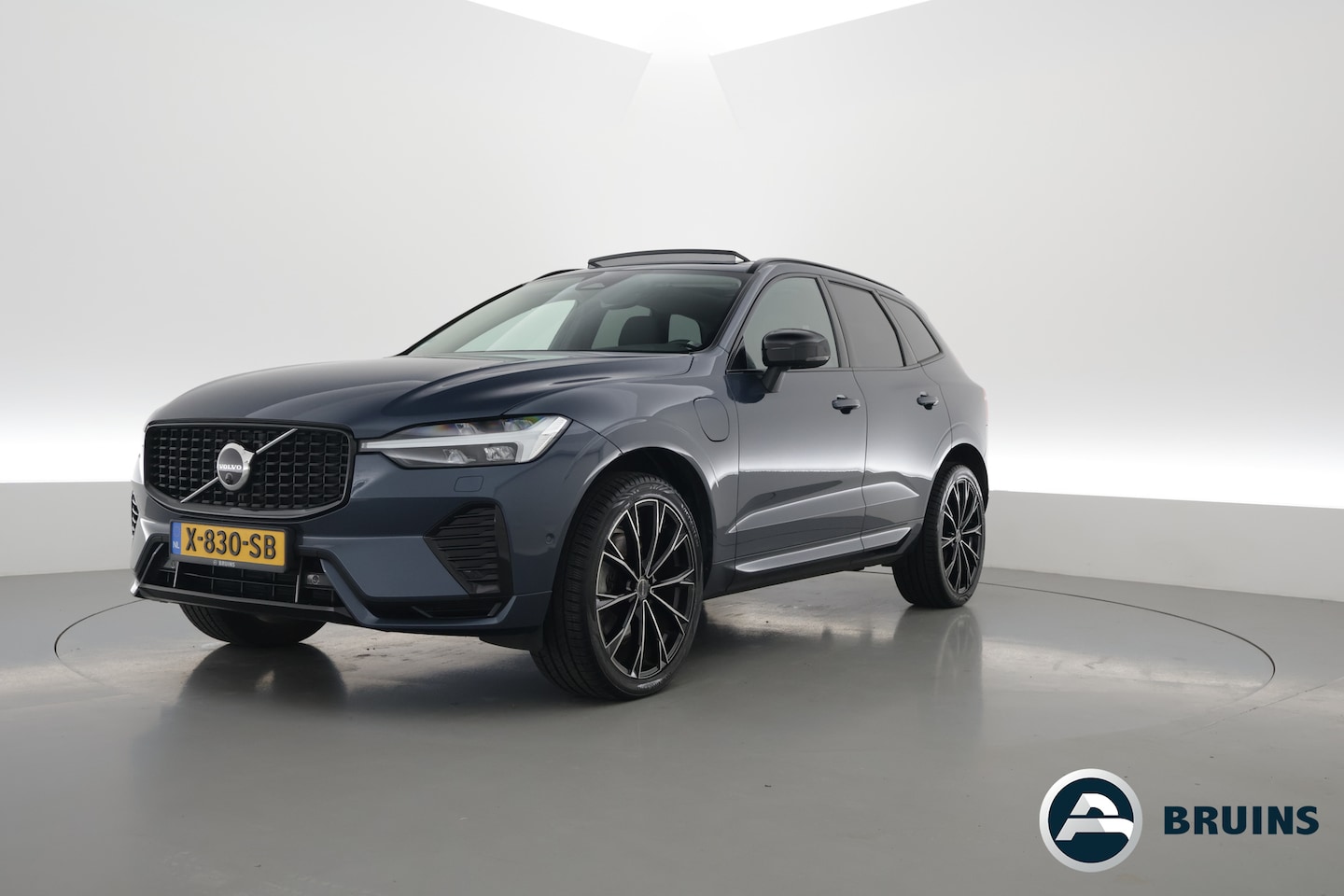 Volvo XC60 - 2.0 T8 Plug-in hybrid AWD Ultimate Dark | 455 PK | Head-up | Elek. Trekhaak | H&K Audio | - AutoWereld.nl
